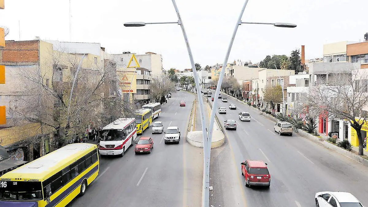 Autobuses en el bulevar metropolitano